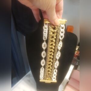 Elegant Gold and White Chain Bracelet